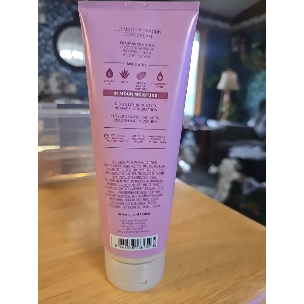 Bath & Body Works Strawberry Snowflakes Ultimate Hydration Body Cream 8‎ oz NEW